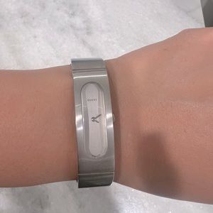 Authentic GORGEOUS Gucci watch 2400 S